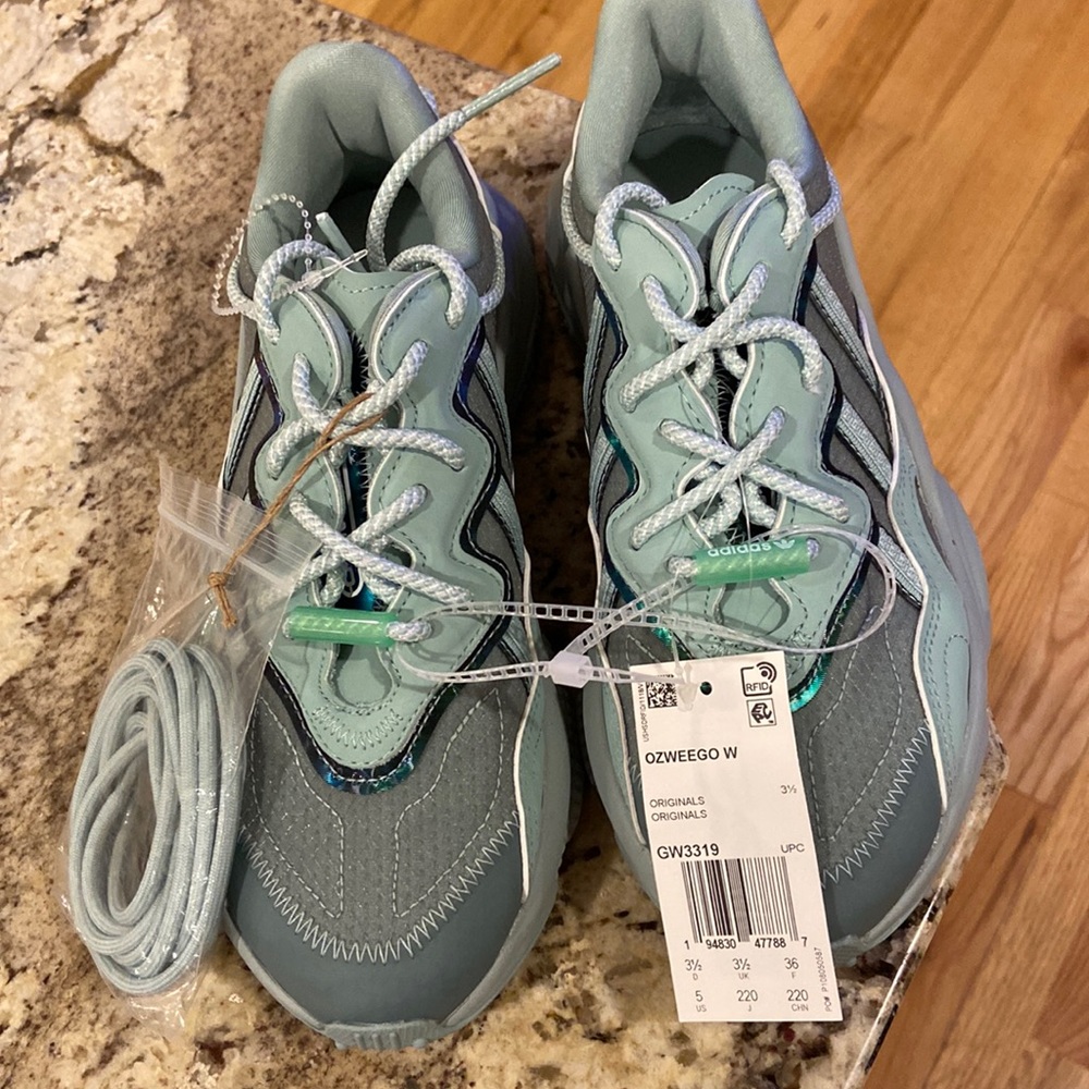 NWT ADIDAS OZWEEGO WOMEN’S SNEAKER
